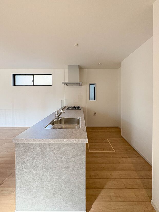 【キッチン】オシャレなペニンシュラキッチンを採用。機能面も充実しており、毎日のお料理が楽しみになります。