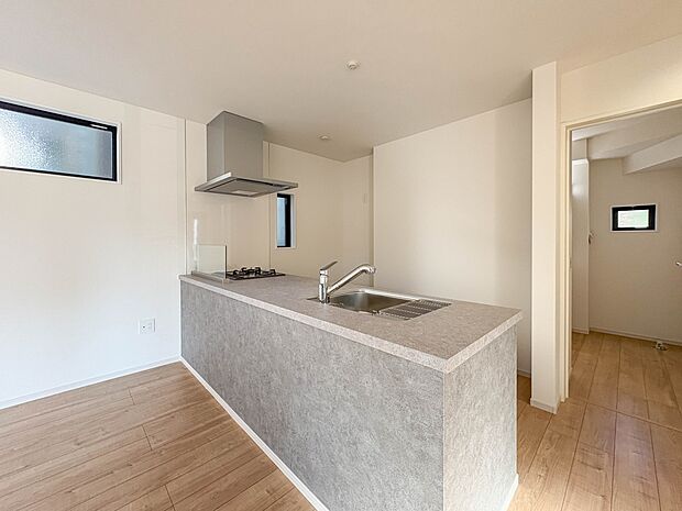 【キッチン】オシャレなペニンシュラキッチンを採用。機能面も充実しており、毎日のお料理が楽しみになります。