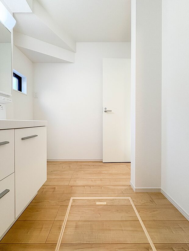 【脱衣所】洗面所は小さなプライベートスペース。歯磨き、洗顔と毎日施す個人空間。