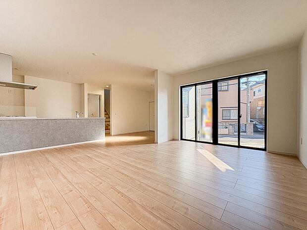 【LDK17.7帖＋4.1帖】ダイニングテーブルを置いても十分な広さが確保されています。