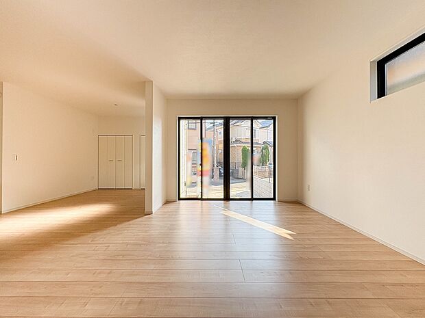 【LDK17.7帖＋4.1帖】ダイニングテーブルを置いても十分な広さが確保されています。