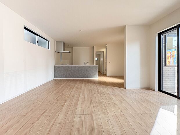 【LDK17.7帖＋4.1帖】コンセプトルームも繋がっており、合わせて約21.8帖の大空間のリビングルーム。