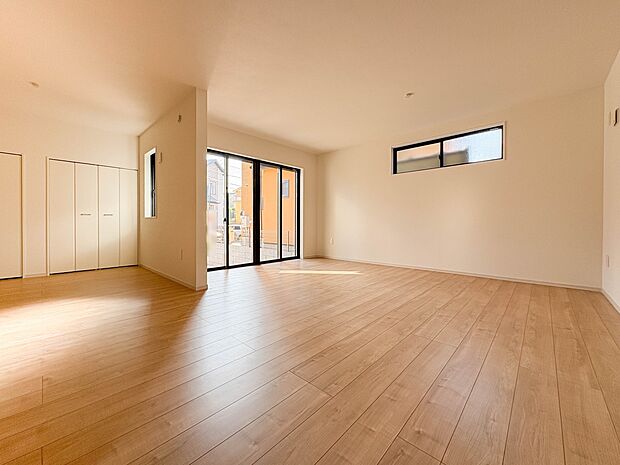 【LDK17.7帖＋4.1帖】ダイニングテーブルを置いても十分な広さが確保されています。