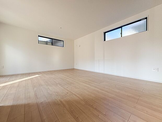 【LDK17.7帖＋4.1帖】ダイニングテーブルを置いても十分な広さが確保されています。