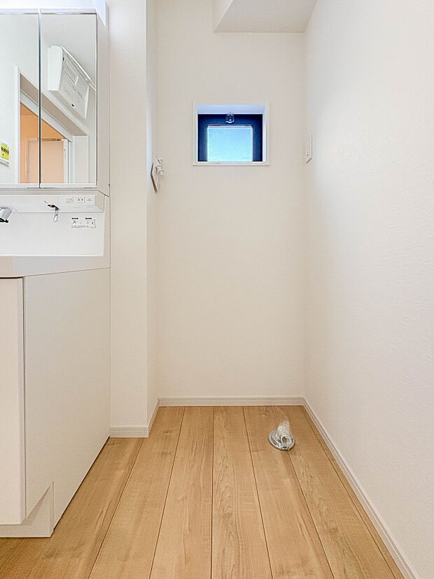 【洗濯機置き場】毎日使う洗濯機。しっかりと奥行きのある置き場が確保されています。