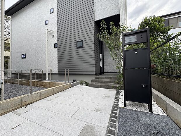 2号棟【玄関】玄関はおうちの顔と言われます。玄関アプローチは、外観デザインの印象を左右します。