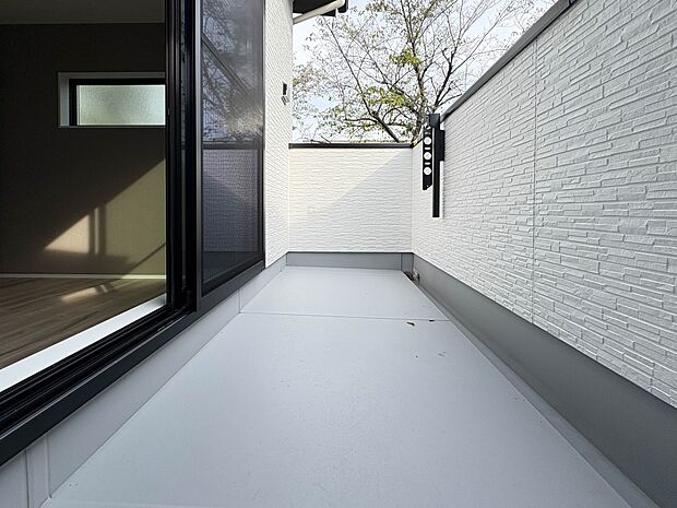 2号棟【2階バルコニー】横幅のある2階バルコニー