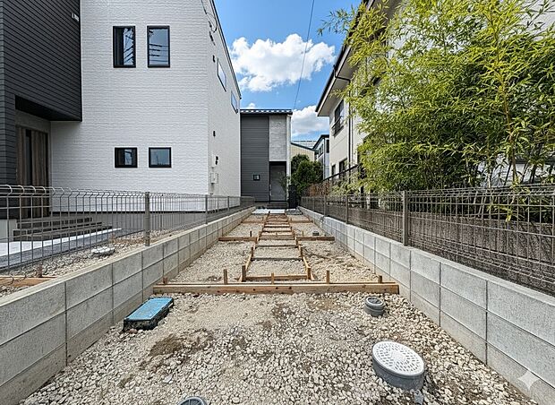 2号棟【駐車場】カースペース2台可／駐輪スペース。広々カースペースです。自転車、バイクなども置き場に困りません。