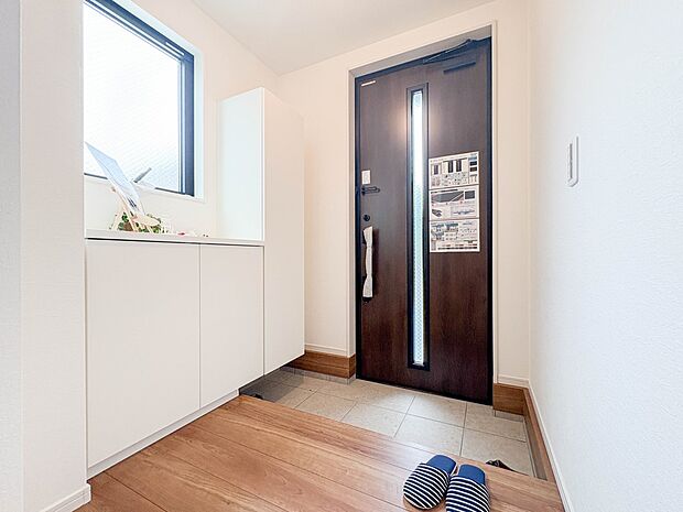 【シューズボックス(下駄箱)】 大型のシューズボックスには靴やブーツ、サンダルはもちろん、ハンカチや手袋、バック類などのお出かけ用品、印鑑や朱肉なども収納可能です。