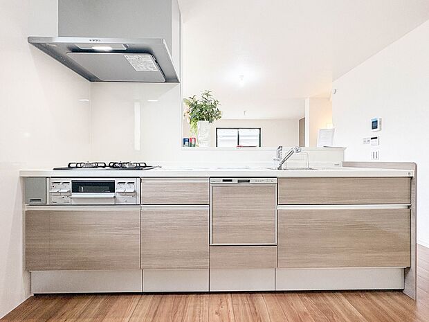 【キッチン LDK16.2帖】ナチュラルな自然光の中での調理。会話が弾む対面型キッチン。お洒落な食器類を余裕で収納できるスペース。動きやすい女性目線のキッチン動線。これからはお料理をつくる時…