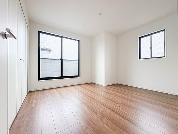 【寝室 6.5帖】シンプルな内装はおしゃれのポイントです。シンプルは華美より飽きがこないからです。色や模様でおしゃれ感をだす。それがシンプルイズビューティーです。