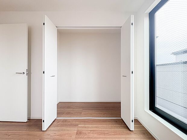 【収納】各部屋を最大限に広く使って頂ける様、全居住スペースに収納付。プライベートルームはゆったりと快適に。