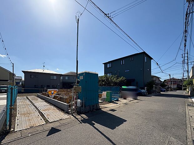 【前面道路】車の通行が少ないので、静かな住環境を維持することができます。