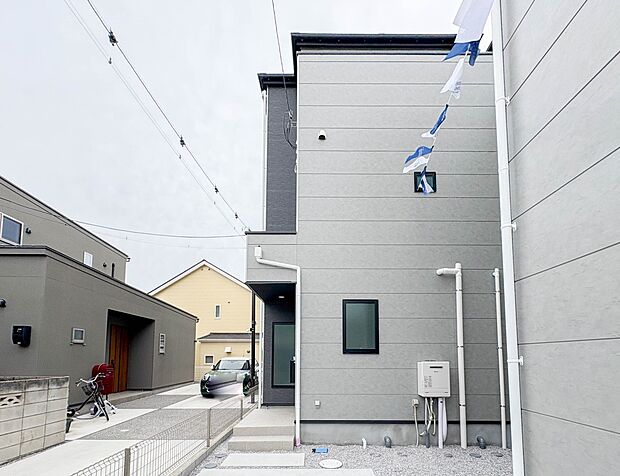 【外観 3号棟】家族の温かさと陽光の暖かさ、楽しい毎日と明るい未来を予感させる「空間が織り成すひとつ先の住み心地」を演出します。