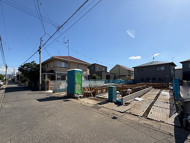 【前面道路】陽当りや通風性など各所に施された工夫で住みやすさを実現。部屋の大きさや周辺環境・街並など、資料には掲載していない情報が現地にはたくさんございます。是非ご確認下さい。