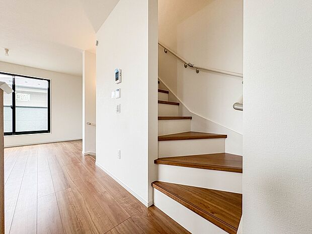 【手すり付階段】手すりがないと階段の昇り降りで危険なことはもちろん、壁に手をつきながら歩くことで壁紙が汚れやすくなります。すべての方に快適に昇り降りしていただくため、手すりを設置しました。