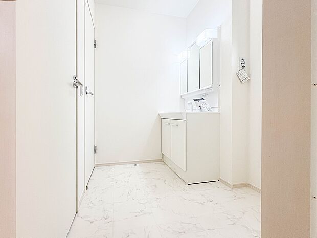 【脱衣所】洗面所は小さなプライベートスペース。歯磨き、洗顔と毎日施す個人空間。