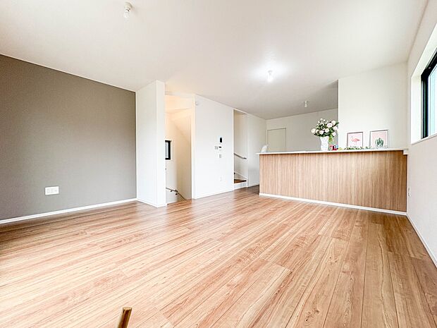 【リビングダイニング LDK16.2帖】シンプルなデザインの家は風情がある。住む人のこだわりを感じる。外観も内装もいたってシンプル。居心地がよく、家事や趣味、子育てなどにも集中できる。家も人…