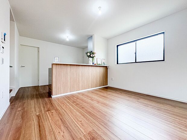 【ダイニングキッチン LDK16.2帖】会話でホッとコミュニケーションできるリビング。料理でホッとハピネスになるキッチンなど。人をホッとさせる最新設備・仕様を採用しています。