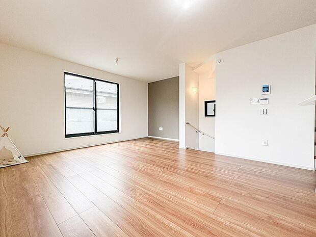 【ダイニング LDK16.2帖】忙しい朝でも家族揃って食事をしたいゆとりあるダイニングスペース。