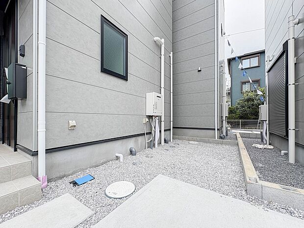 【庭 3号棟】プランター等をおいてガーデニングが楽しめます。