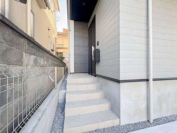 【玄関】家の顔となる玄関は、高いデザイン性が求められます。高級感と断熱性、防犯性に優れた玄関ドアを標準装備。ピッキング対策のセキュリティサムターン等、防犯に考慮しました。