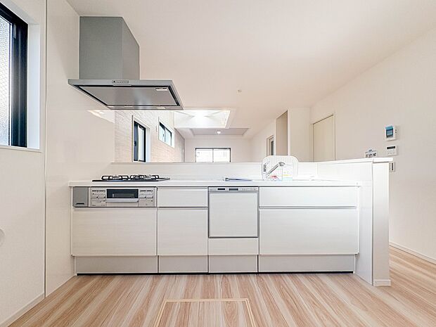 【キッチン LDK17.3帖】重視したのが奥さま目線でした。その発想で調理に便利な三口コンロや野菜や食器を洗うワイドな洗い場をシステムキッチンに採用。奥さまが喜ぶキッチンを目指しました。