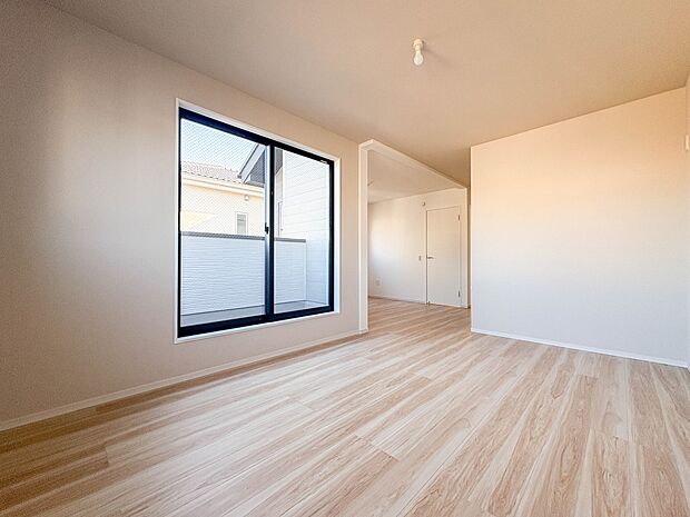 【寝室 10.9帖】シンプルな内装はおしゃれのポイントです。シンプルは華美より飽きがこないからです。色や模様でおしゃれ感をだす。それがシンプルイズビューティーです。