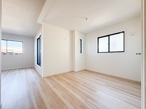 【子供部屋 4.4帖】間仕切り対応可能です。お子様のお部屋にぴったりなクロークを備えたフローリング仕様の洋室です。