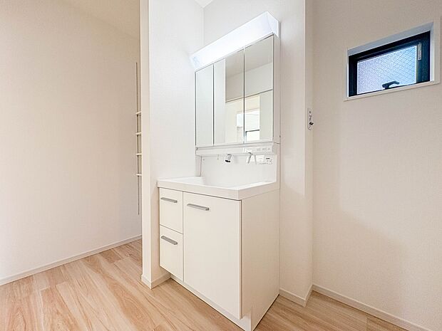 【洗面台】 十分な大きさの洗面台は、身だしなみチェックや歯磨きなど、朝の慌ただしい時間でもホテルライクなスペースで余裕とゆとりを感じて頂けます。