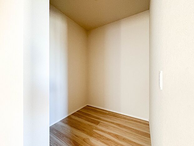 【WIC(ウォークインクローゼット)】 たくさんの洋服をかけてもシワになりにくいウォークインクローゼット。洋服以外にも、普段使わない家電やスーツケース、ストック品など何でも片付く嬉しい空間…