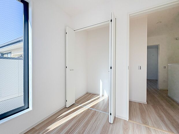 【収納】壁面クローゼットのメリットは、衣類が横一列に並ぶためひと目で洋服が選びやすいこと。衣類をたくさんお持ちの方も、限られたスペース内に無理なく収納することができます。