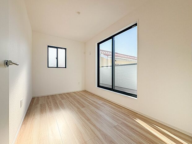 【洋室 5帖】充実した生活は伸びやかな居室空間から始まります。快適に・伸びやかに。心の潤いを求める方々へ。