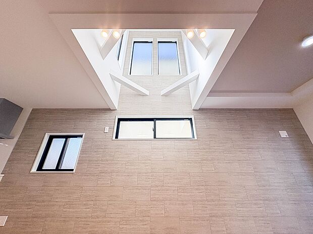 【吹き抜け】リビング上部吹抜け仕様。明るい光が差し込みます。