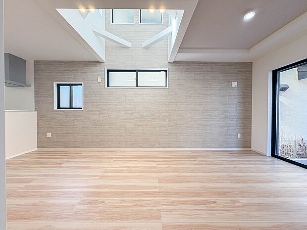 【ダイニング LDK17.3帖】忙しい朝でも家族揃って食事をしたいゆとりあるダイニングスペース。