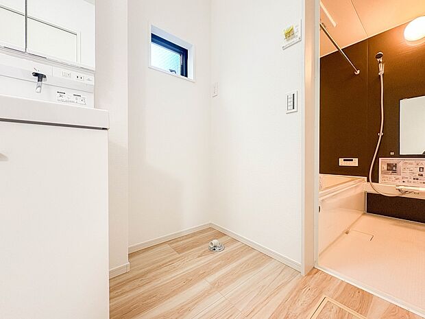 【ランドリースペース】毎日使う洗濯機。しっかりと奥行きのある置き場が確保されています。