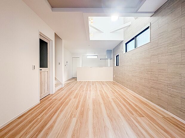 【リビングダイニング LDK17.3帖】シンプルなデザインの家は風情がある。住む人のこだわりを感じる。外観も内装もいたってシンプル。居心地がよく、家事や趣味、子育てなどにも集中できる。家も人…