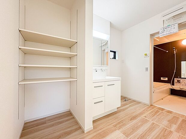 【脱衣所】脱衣所、洗面所は小さなプライベートスペース。歯磨き、洗顔と毎日施す個人空間。