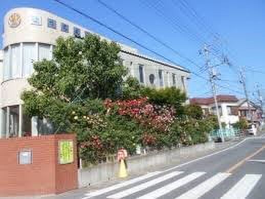 幼稚園・保育園 880m 旭幼稚園(【旭幼稚園】根を養えば樹は自ら育つ、をコンセプトに、意志の強い粘り強い子の素地を育てます。農作物収穫体験や人との関わりを大切にして、さまざまな体験からいろ…