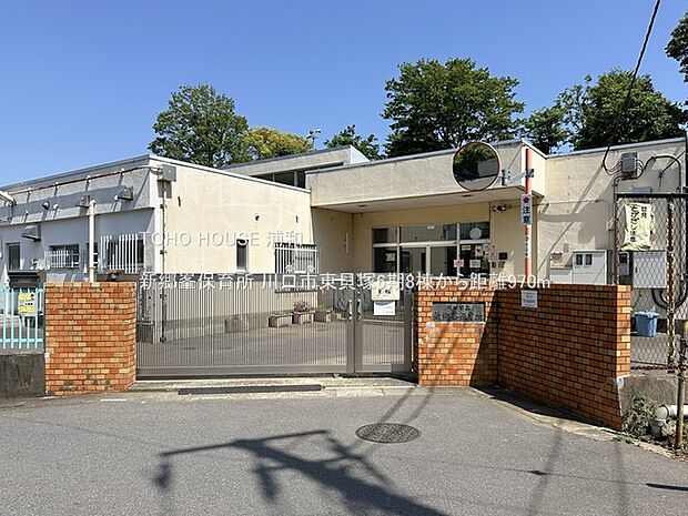 新郷峯保育所(見沼代親水公園駅から北へ約2.5km、川口市峯に位置する公設公営保育所。周辺には新郷東小学校や新郷東部公園があります。)