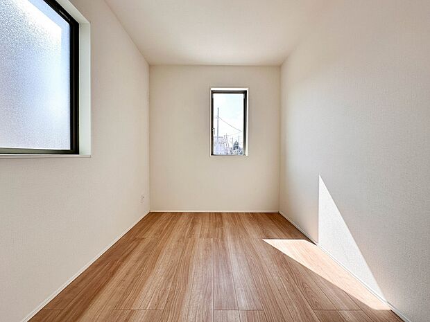 【子供部屋】お子様のお部屋にぴったりなクロークを備えたフローリング仕様の洋室です。