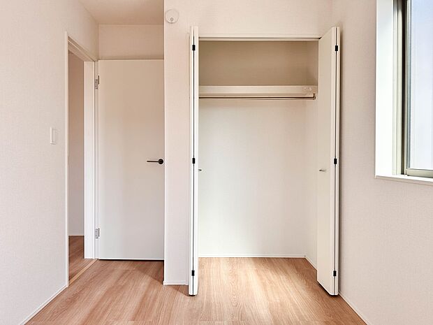 【CL(クローゼット)】 壁面クローゼットのメリットは、衣類が横一列に並ぶためひと目で洋服が選びやすいこと。衣類をたくさんお持ちの方も、限られたスペース内に無理なく収納することができます。…
