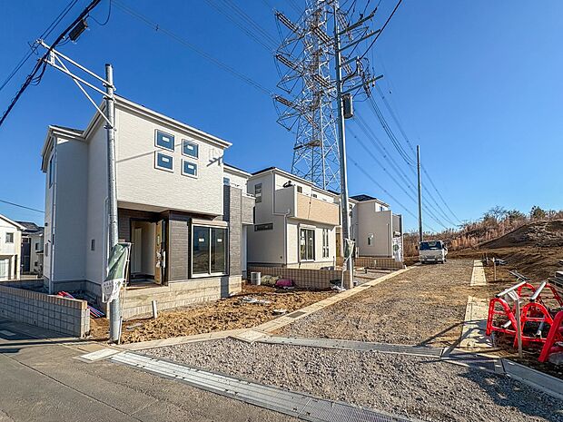 【現地】陽あたりの良さは必須条件。家族の温かさと陽光の暖かさ、楽しい毎日と明るい未来を予感させる。