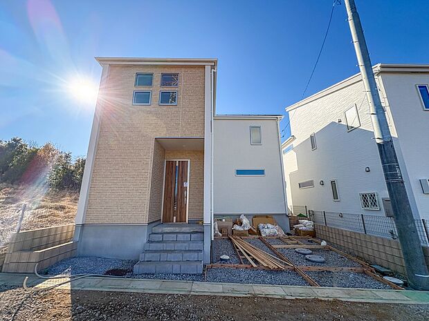 【外観】堂々たる趣ながら、主張し過ぎずどこか余裕を感じさせるシャープなフォルムで佇む邸宅は、晴天の空と照らし合わせる事で、本来あるべき完成形の姿を見せてくれます。