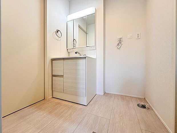 【脱衣所】脱衣所、洗面所は小さなプライベートスペース。歯磨き、洗顔と毎日施す個人空間。換気も設置して、熱気などを開放して、爽やかなスペースになるように設計されています。