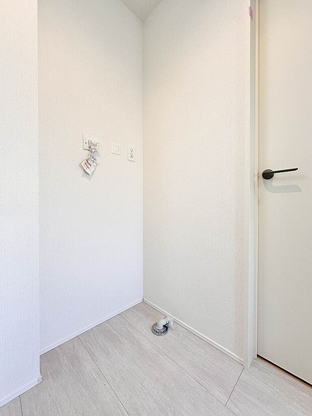 【洗濯機置き場】毎日使う洗濯機。しっかりと奥行きのある置き場が確保されています。