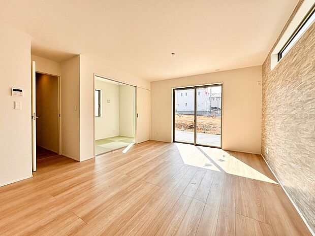 【LDK-17帖-】木の温もりがやさしいフローリング仕様。明るく広々としたダイニングはとても快適な空間です。