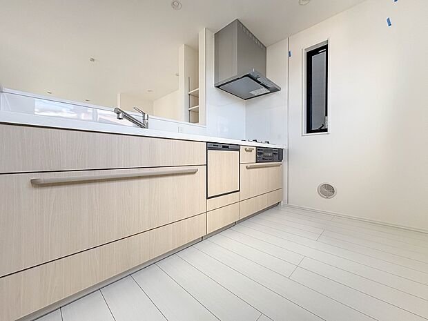 【キッチン】 三口コンロで料理の幅を拡げてくれる使いやすいシステムキッチンを採用。洗い場も大きいので野菜や食器を洗ったりする際にも捗り、奥様の強い味方となってくれるはずです。