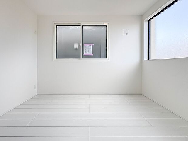 【洋室】お子様のお部屋にぴったりなクロークを備えたフローリング仕様の洋室です。