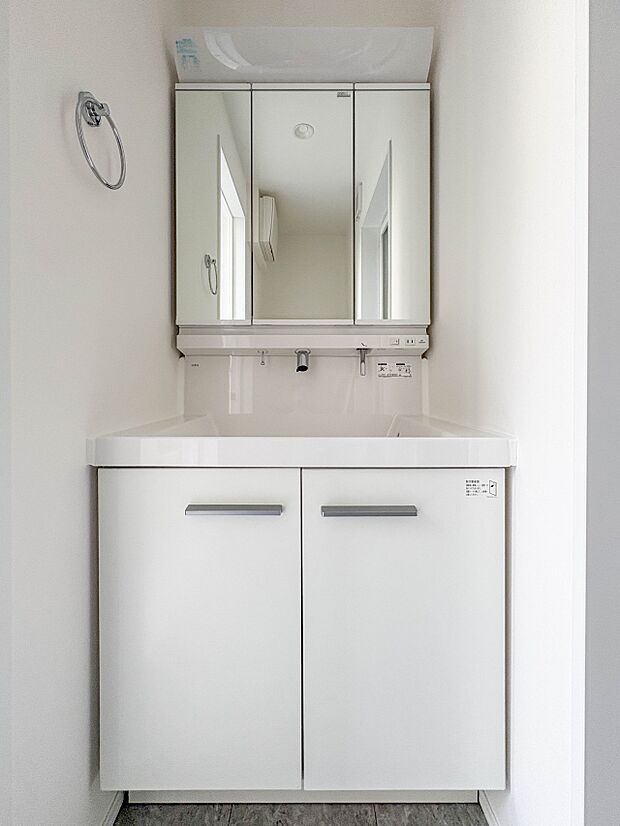 【洗面台】 十分な大きさの洗面台は、身だしなみチェックや歯磨きなど、朝の慌ただしい時間でもホテルライクなスペースで余裕とゆとりを感じて頂けます。